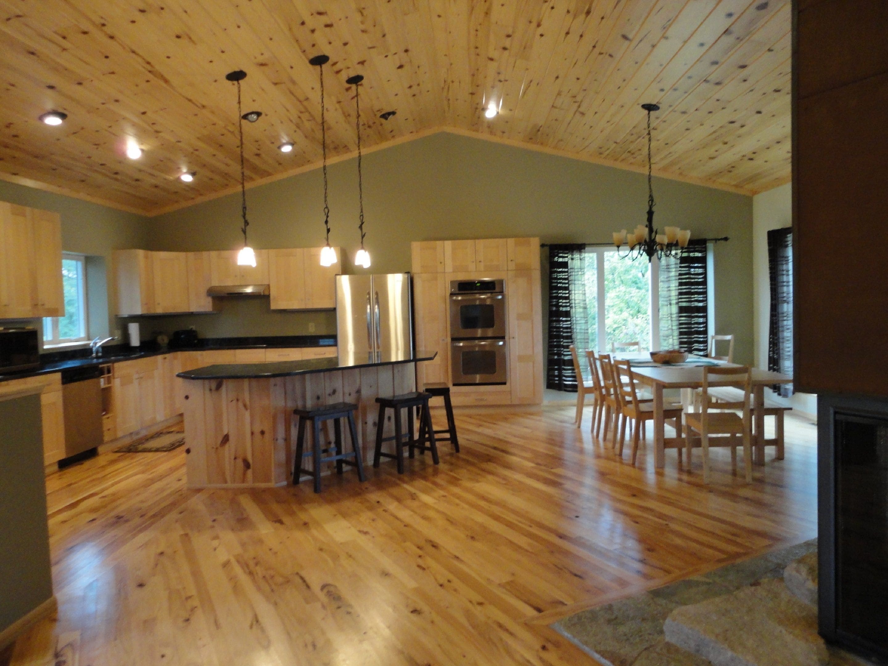 Dúplex, 1 habitación | Cocina privada | Refrigerador, microondas, cafetera y tetera y utensilios de cocina 