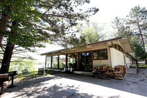Cabaña, varias habitaciones | Terraza o patio