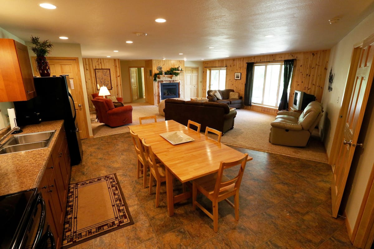 Duplex, 2 Bedrooms | Private kitchen | Fridge, microwave, coffee/tea maker, cookware/dishes/utensils