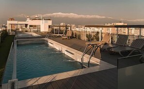 Una piscina al aire libre de temporada