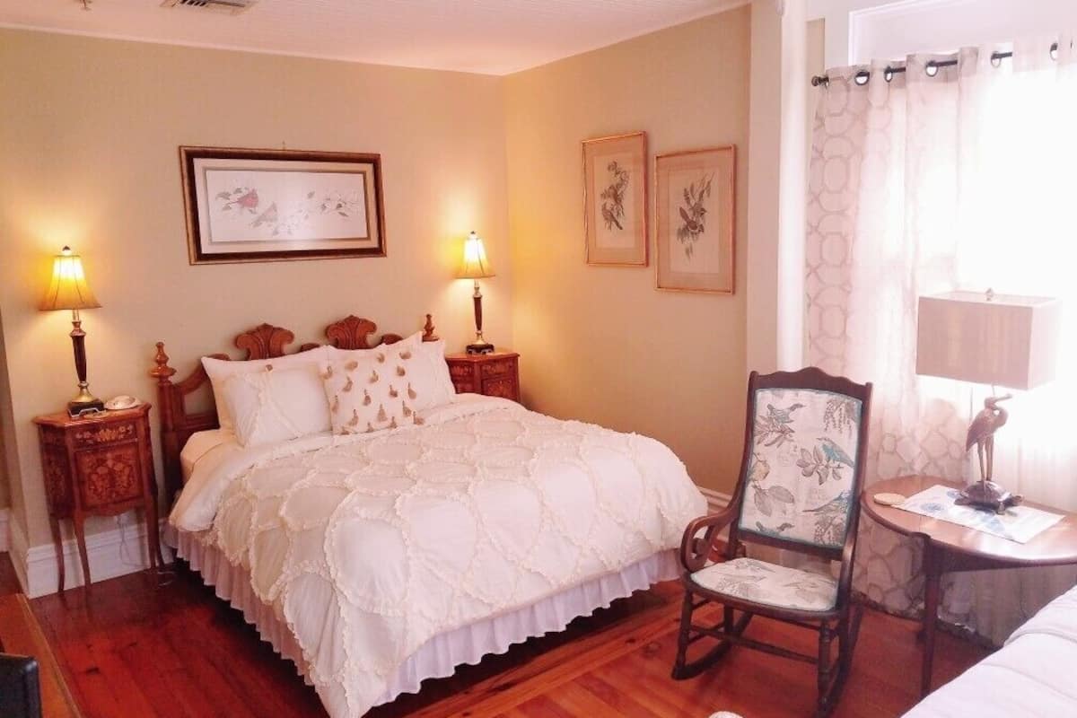 Tabla de planchar con plancha, wifi gratis y ropa de cama