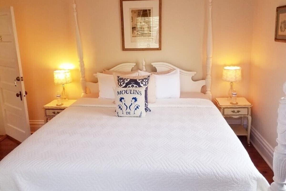 Tabla de planchar con plancha, wifi gratis y ropa de cama