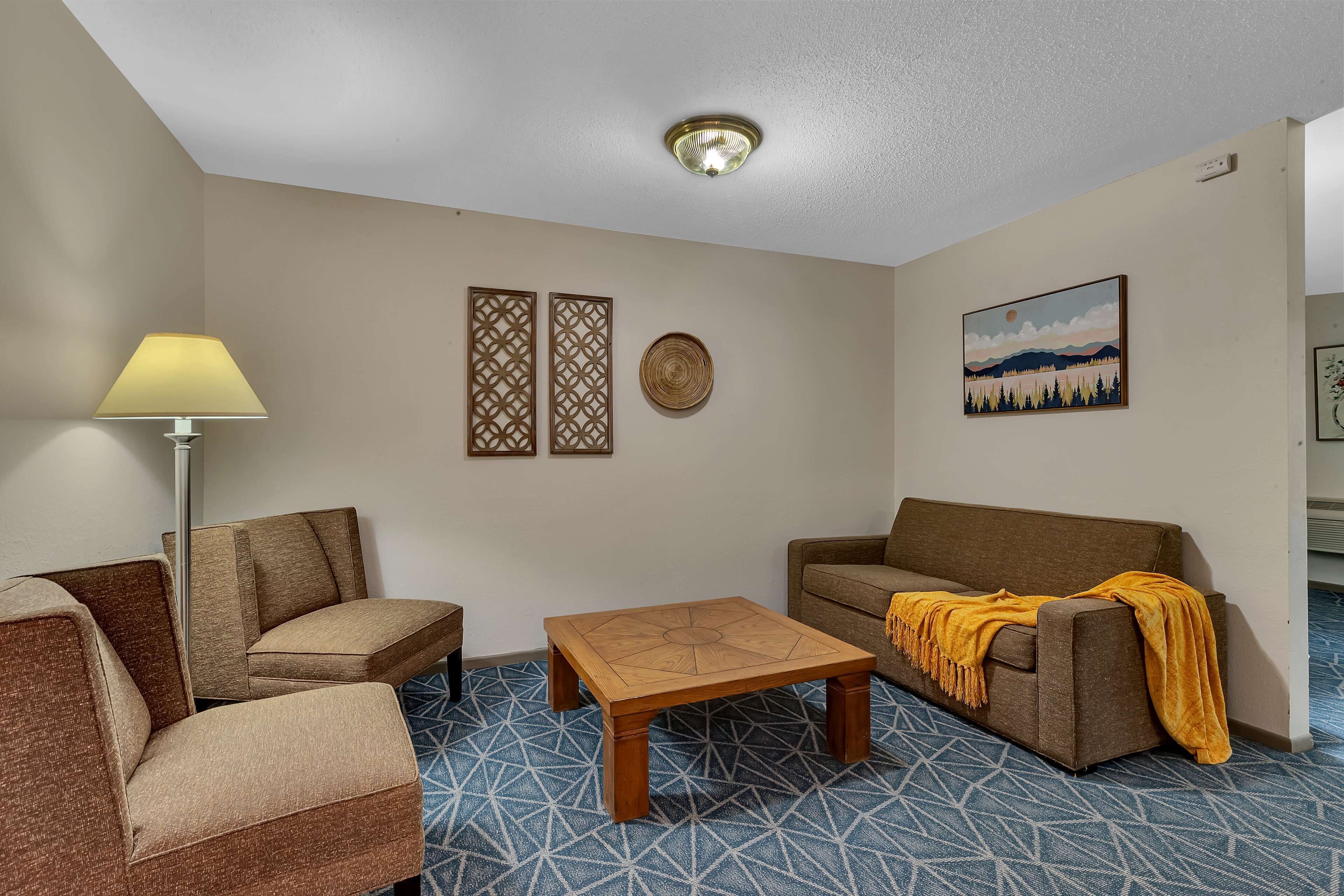 Suite, 1 kingsize-seng, ikke-røyk, kjøleskap og mikrobølgeovn (Pet Friendly;with Sofabed) | Skrivebord, skrivebord for bærbar PC og blendingsgardiner