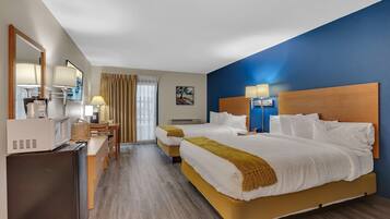 Standardzimmer, 2 Queen-Betten, Kühlschrank und Mikrowelle, Poolseite