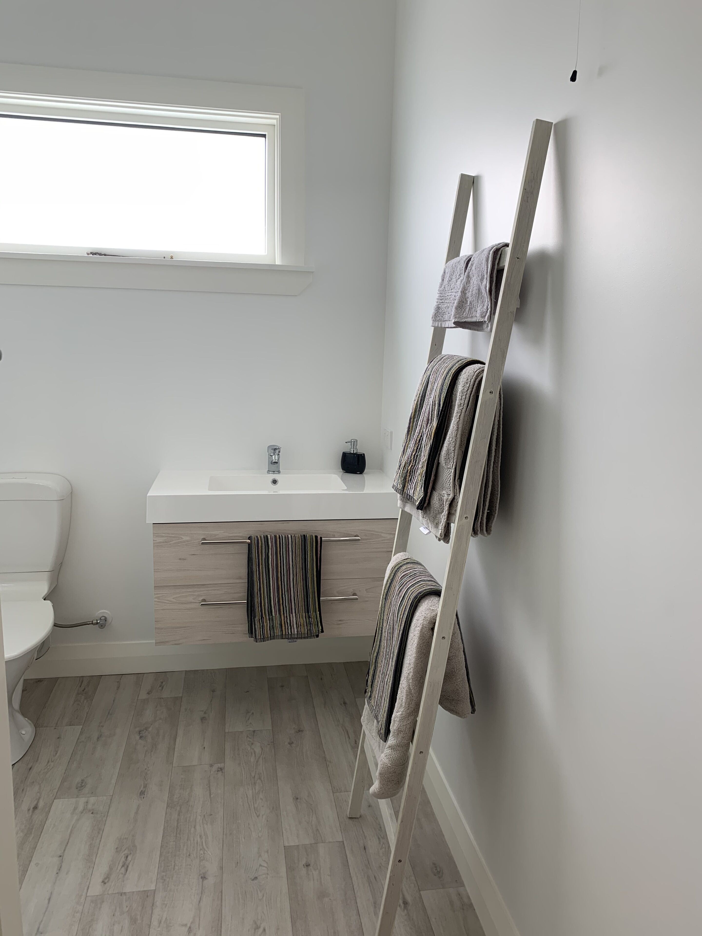 deluxe suite, 2 bedrooms | bathroom | towels