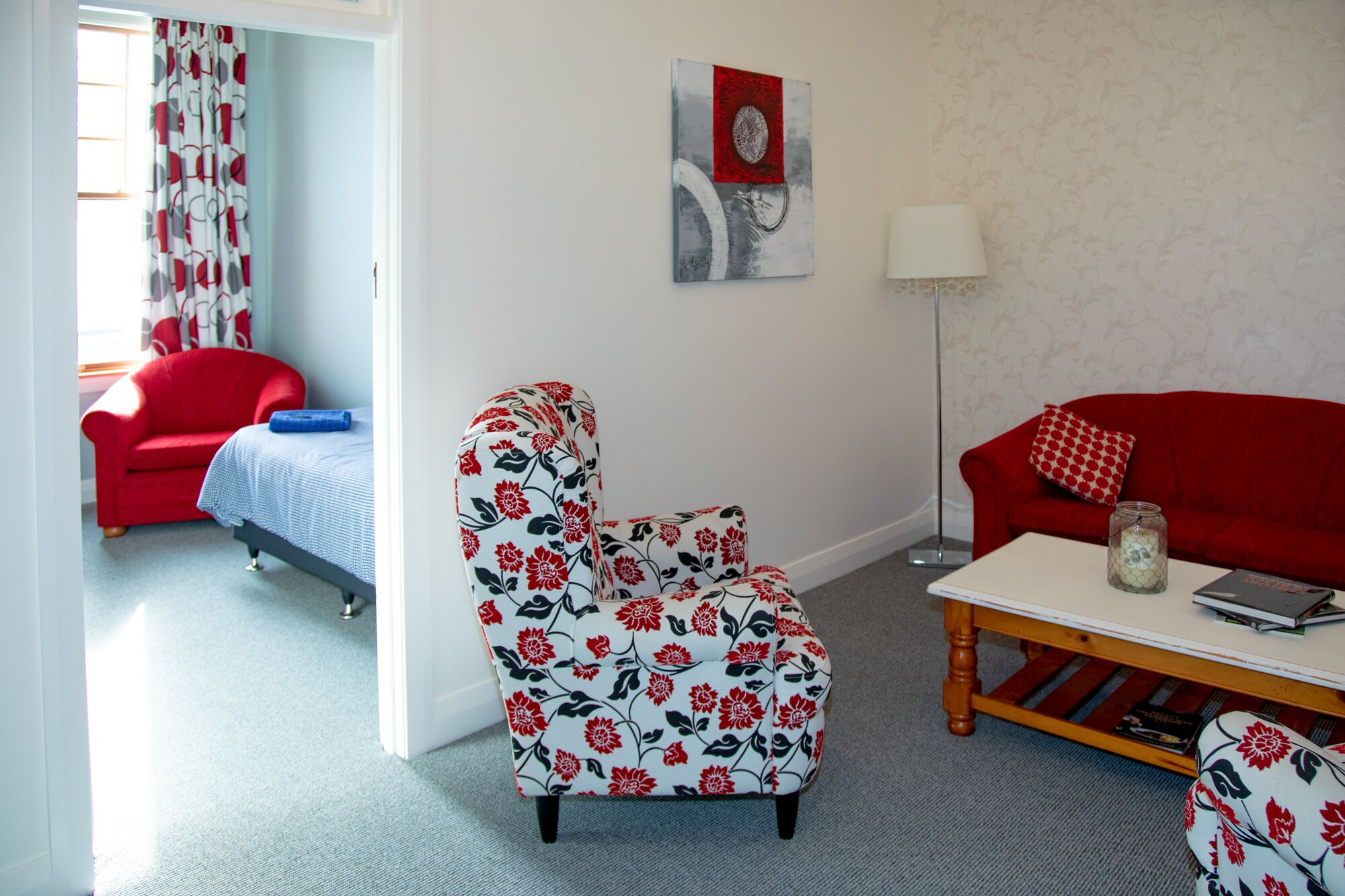 deluxe suite, 2 bedrooms | living room