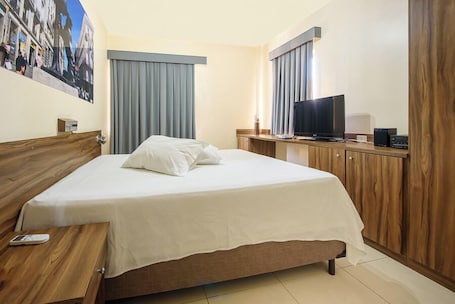 Quarto luxo | Frigobar, escrivaninha, quartos à prova de som, Wi-Fi de cortesia. Plaza Suite Hotel