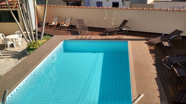Piscine extérieure, chaises longues