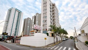 Un hotel de varios pisos con un letrero llamativo del Plaza Suite Hotel.