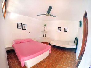 标准三人房, 多张床, 私人浴室 | 办公桌、免费 WiFi