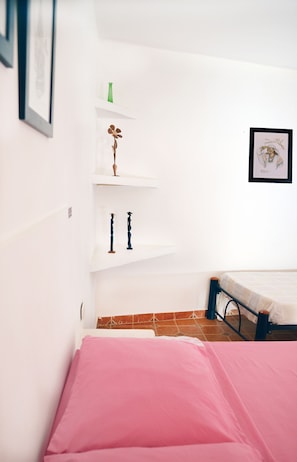Standard-Dreibettzimmer, Mehrere Betten, eigenes Bad | Schreibtisch, kostenloses WLAN
