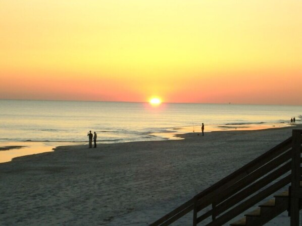 Pantai di sekitar dan pasir putih