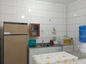 Refrigerador, microondas, licuadora y utensilios de cocina 