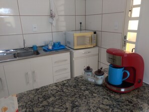 Een koelkast, een microgolfoven, een blender