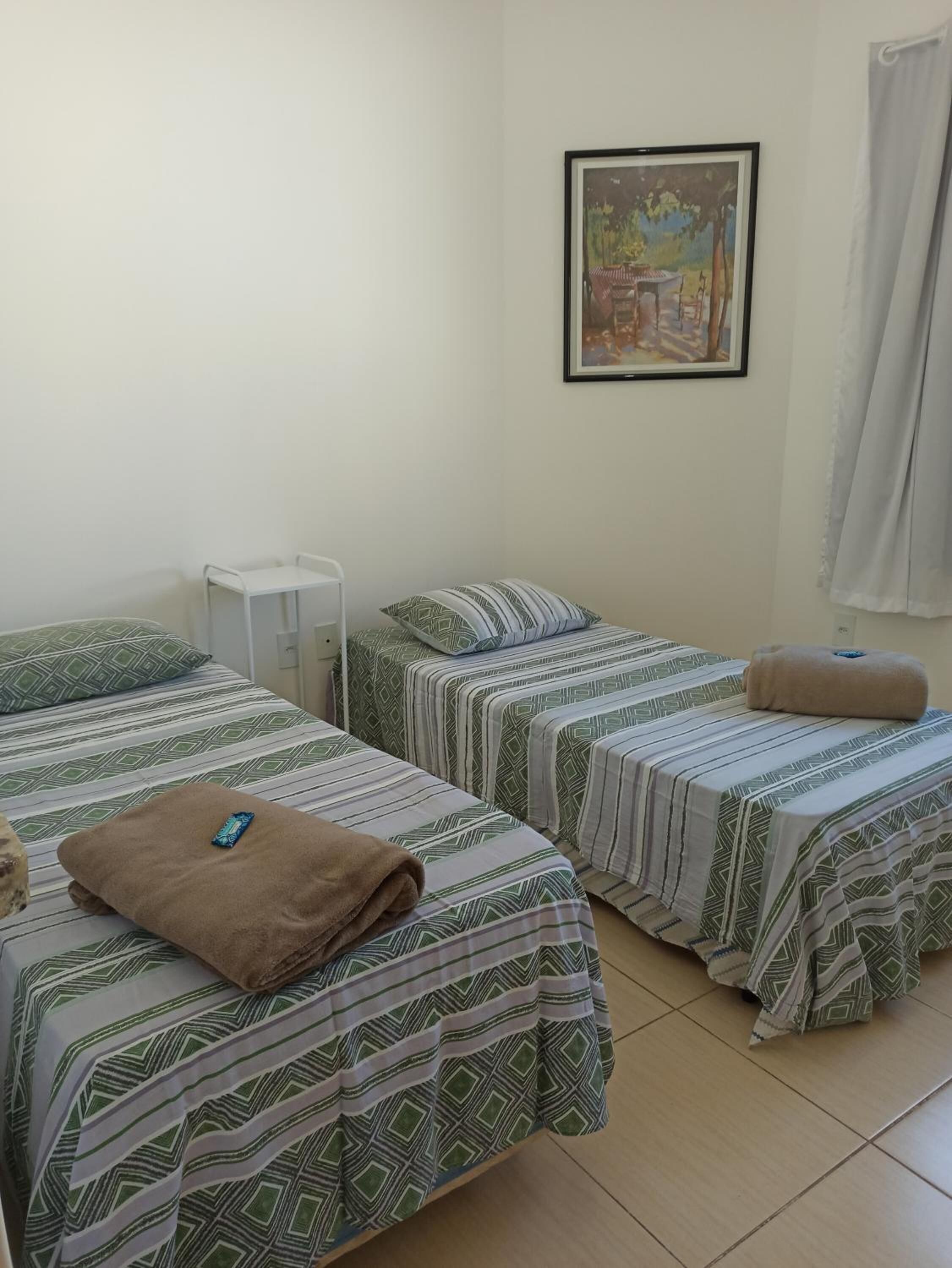 1 quarto, escrivaninha, cortinas blackout, ferros/tábuas de passar roupa