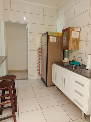 Refrigerador, microondas, licuadora y utensilios de cocina 