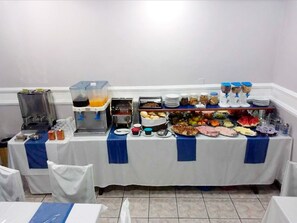 Petit déjeuner buffet (15.00 BRL par personne)