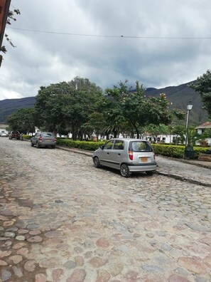 Aparcamiento sin asistencia (10000 COP por noche)