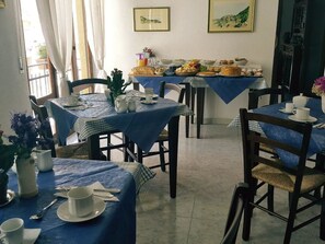 Free daily buffet breakfast