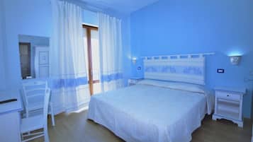 Quarto casal panorâmico, 1 cama King, para não fumantes, sacada | Roupas de cama premium, frigobar, escrivaninha, quartos à prova de som
