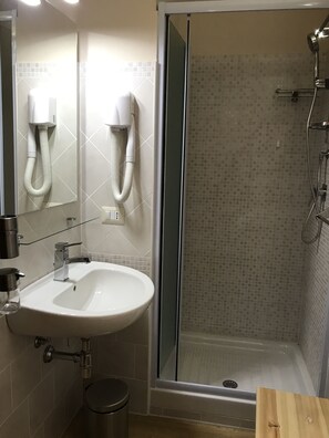 Comfort Twin Room, 1 Bedroom, Non Smoking, Balcony | Bathroom | Shower, free toiletries, hair dryer, bidet - Bed & Breakfast Selvaggio Blu (Baunei)