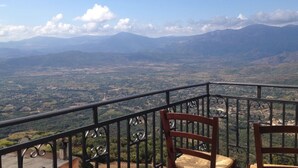 A balcony with a view of a mountainous landscape. - Bed & Breakfast Selvaggio Blu (Baunei)