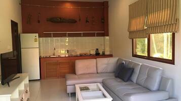 32-inch LCD TV with cable channels, TV