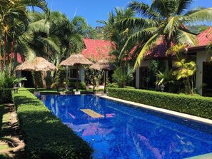 Outdoor pool, pool umbrellas, sun loungers - Samakkee Resort (Rawai)