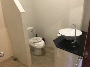 Shower, free toiletries, hair dryer, towels - Samakkee Resort (Rawai)