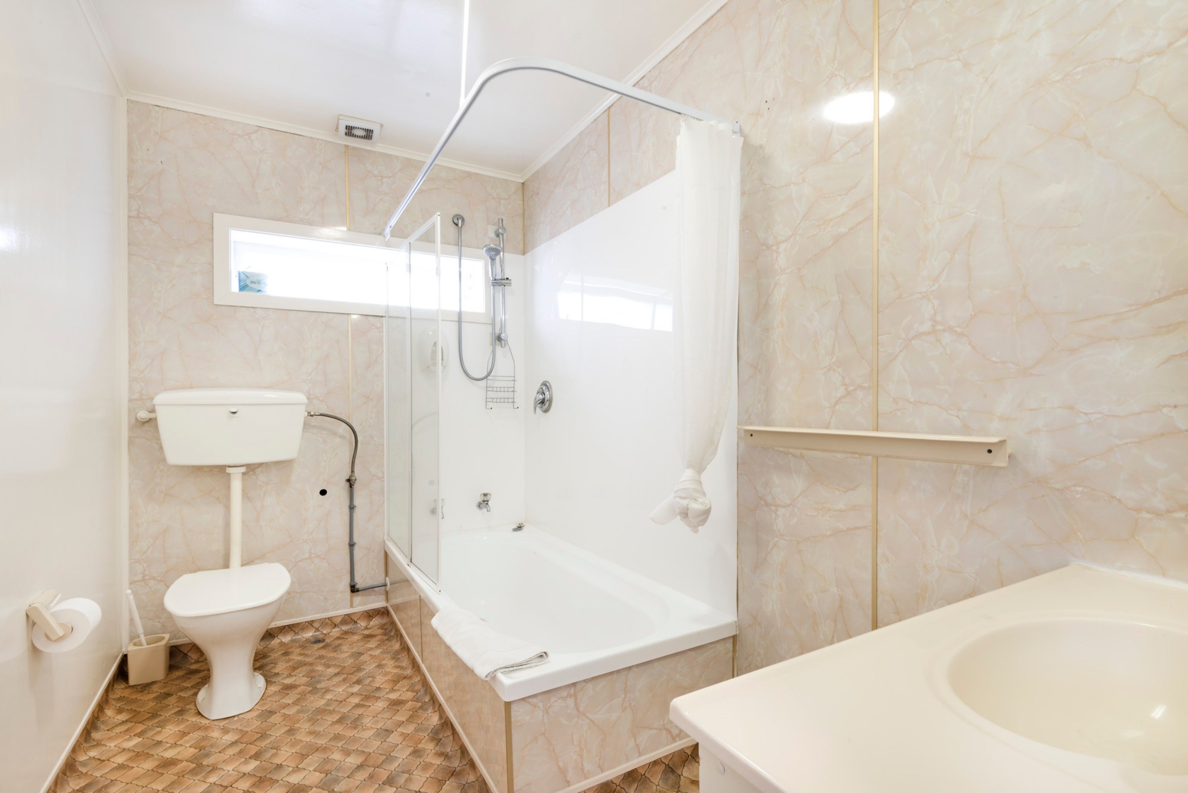 Un baño con inodoro, ducha y bañera.