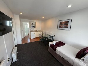 Two bedroom Apartment | Private kitchen | Mini-fridge - Halswell Lodge - Motel (Wellington)