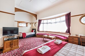 Habitación, varias camas, balcón | Ropa de cama de alta calidad, wifi gratis, ropa de cama