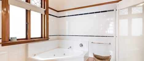 Chambre, plusieurs lits, balcon | Baignoire Ă jets