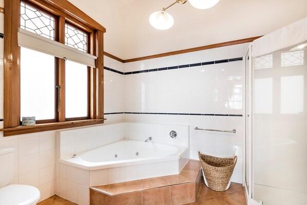 Habitación, varias camas, balcón | Bañera de hidromasaje