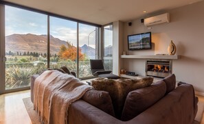 40-inch flat-screen TV with cable channels, TV, heated floors - Hello QT Pounamu (Queenstown)