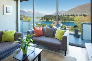 40-inch flat-screen TV with cable channels, TV, heated floors - Hello QT Pounamu (Queenstown)