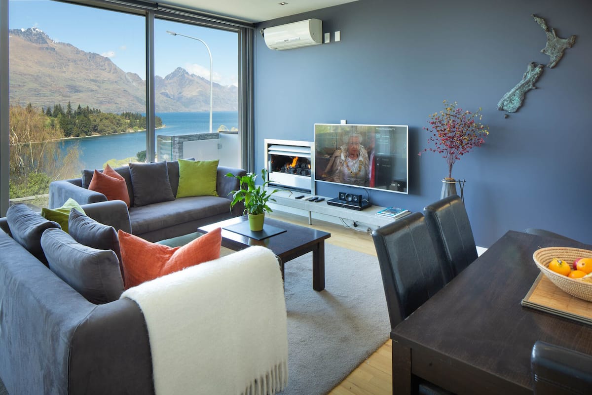 Een 40-inch flatscreentelevisie met kabelzenders en een televisie