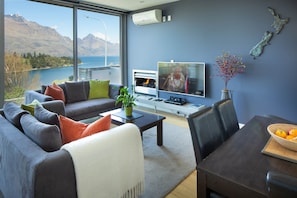 40-inch flat-screen TV with cable channels, TV, heated floors - Hello QT Pounamu (Queenstown)