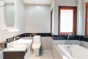 Biệt thự, 3 phòng ngủ | Phòng tắm | Buồng tắm vòi sen, đồ dùng nhà tắm miễn phí, máy sấy tóc, khăn tắm 