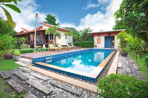 Hồ bơi ngoài trời, ghế dài tắm nắng 