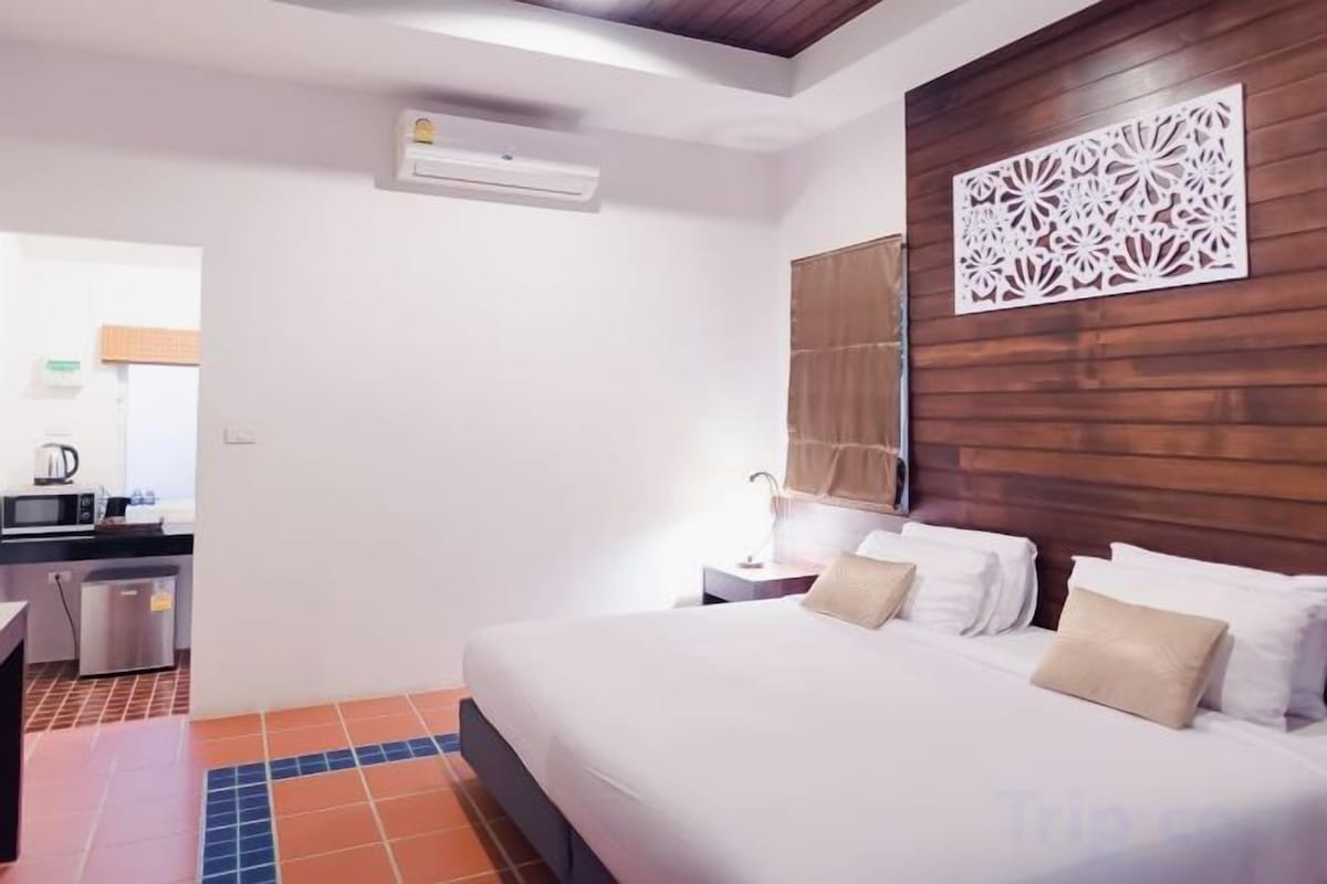 In-room safe, blackout drapes, WiFi (free), bed sheets