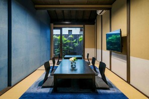 Traditional-Haus, 2 Schlafzimmer, Küche, Gartenblick (Japanese Style) | Wohnbereich | Flachbildfernseher