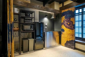 Refrigerador, microondas, placa de cocina, cafetera/tetera