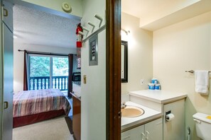 Studio | Bathroom