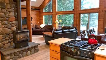 Cabin, 3 Bedrooms | Private kitchen | Fridge, microwave, oven, coffee/tea maker