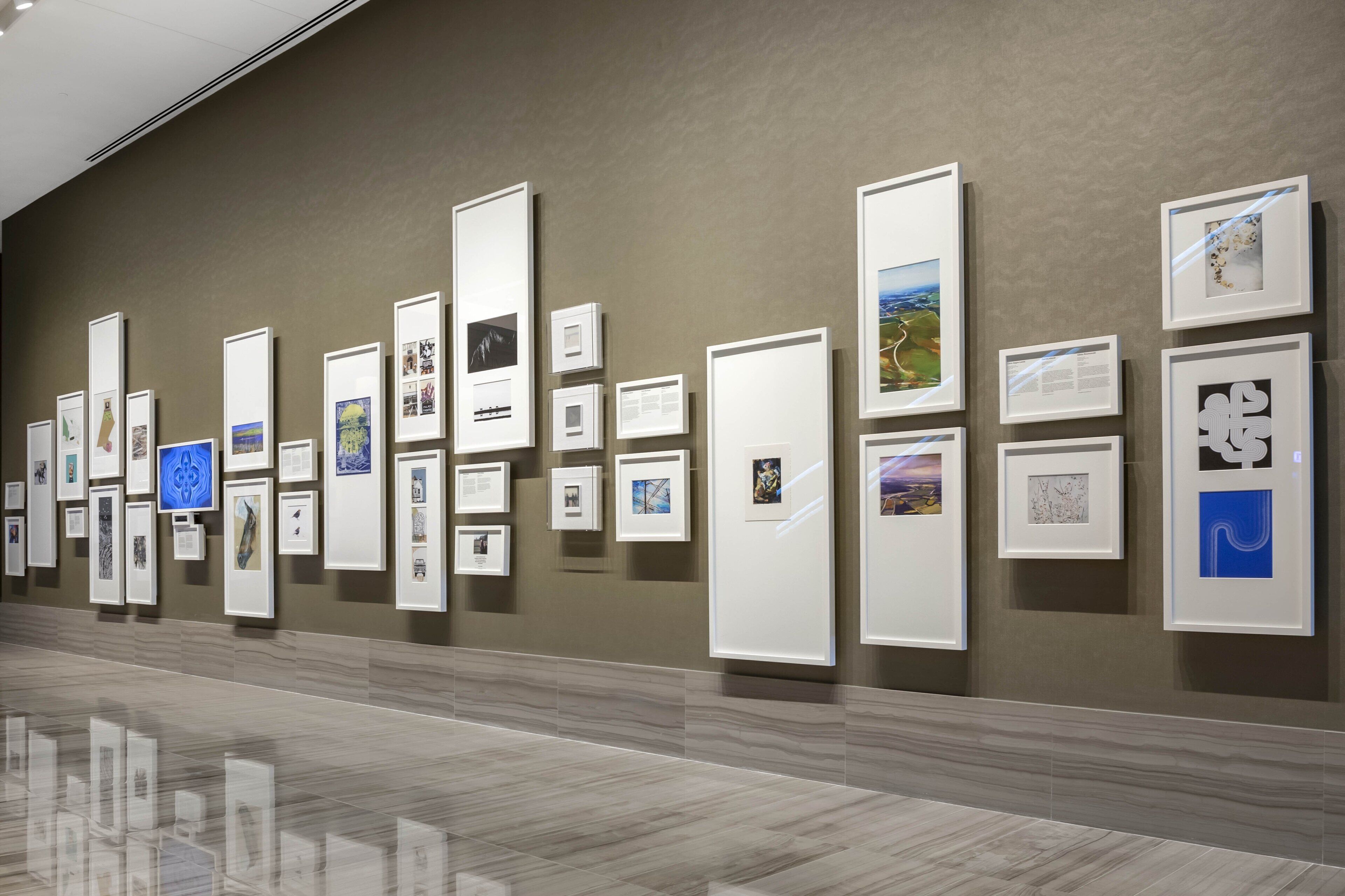 Una galería con obras de arte enmarcadas en la pared.