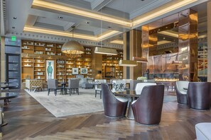 3 bars/lounges, cocktail bar, lobby lounge