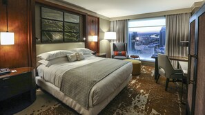 Senger med overmadrass, minibar, safe på rommet og skrivebord