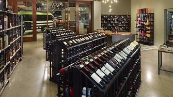 Una tienda de vinos con varios estantes y vitrinas.