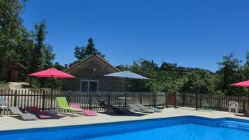 Piscine extérieure, piscine chauffée, chaises longues